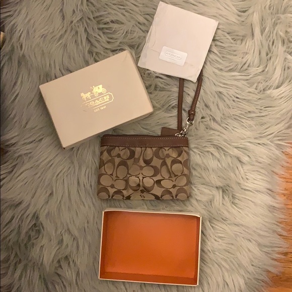 Authentic Coach classic brown wristlet - Picture 4 of 16